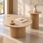 Duo de tables rondes Lumo finition bois clair devant un canapé blanc