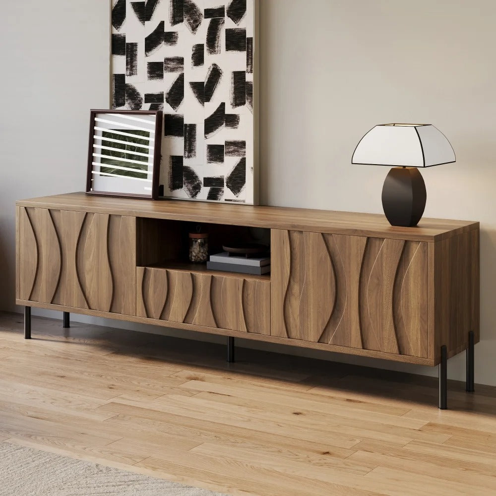 Meuble TV Elvan 160 cm en bois dans un salon contemporain lumineux