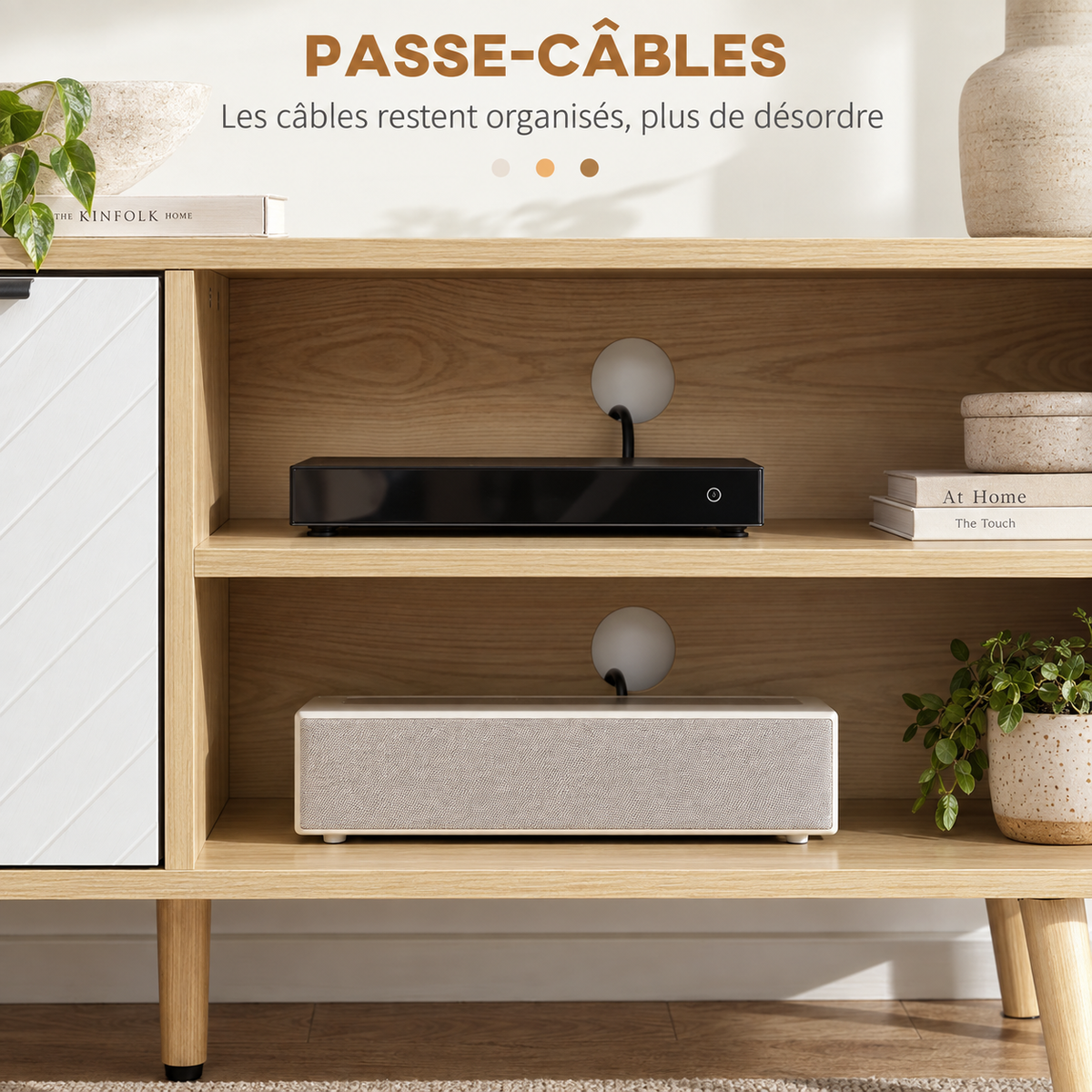 Niches ouvertes et passe-câbles du meuble TV Halen