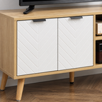 Détail des portes blanches à motif chevron du meuble TV Halen