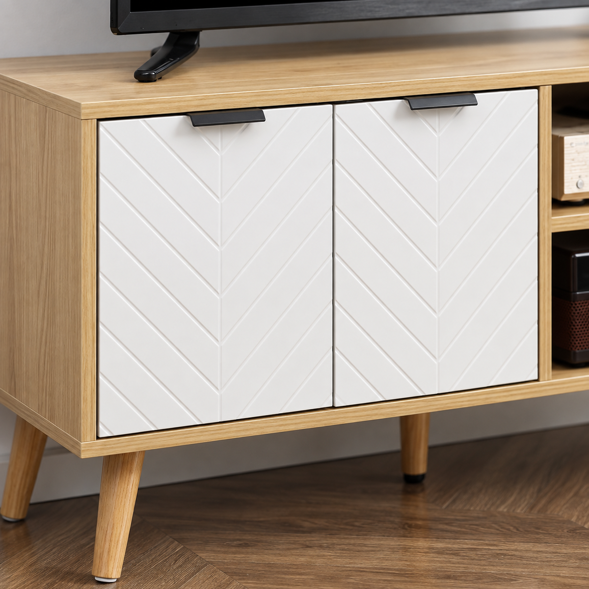 Détail des portes blanches à motif chevron du meuble TV Halen