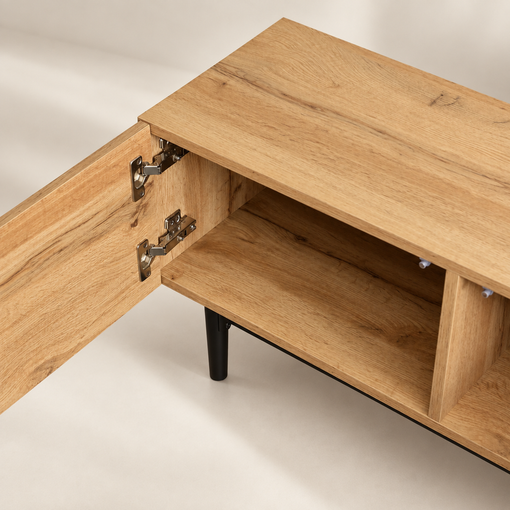 Détail du décor bois et du piètement noir du meuble TV Kael
