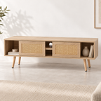 Meuble TV Ralen 140 cm vu en trois quarts avec portes coulissantes en rotin