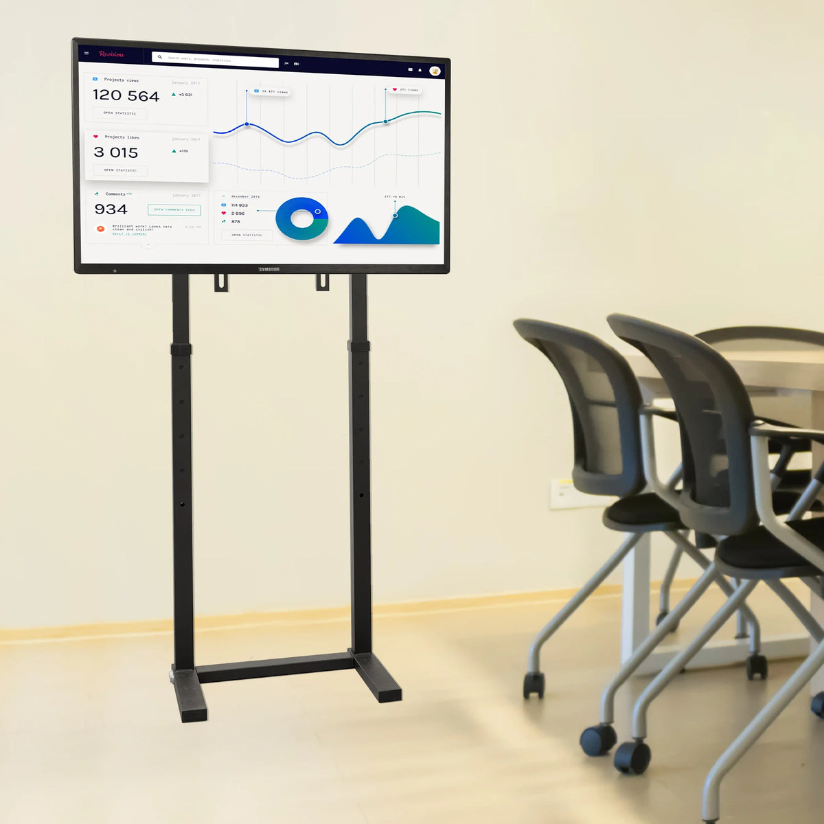 Support TV sur pied réglable utilisé dans un espace professionnel