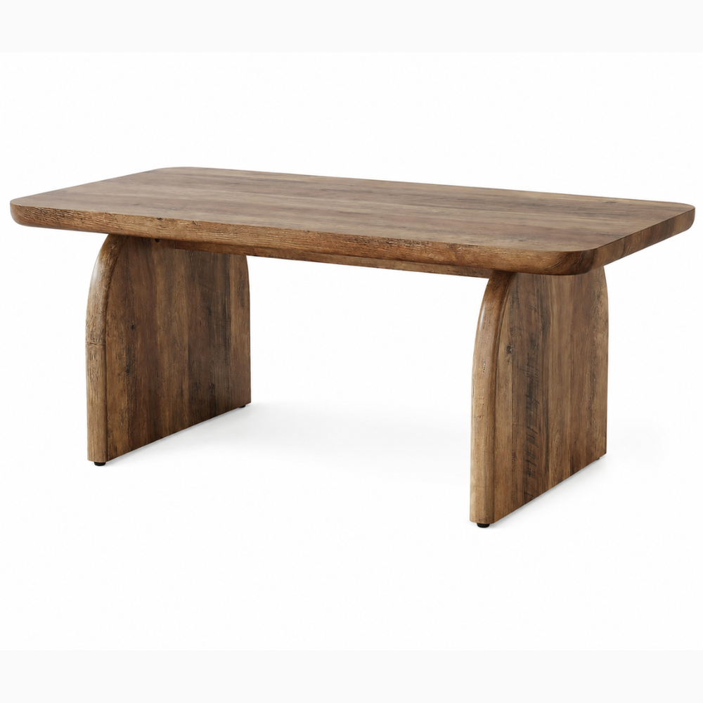 Table basse Haldor brun rustique avec vase et plateau décoratif sur fond blanc