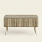 Table basse relevable Lykke en chêne clair avec façade nervurée