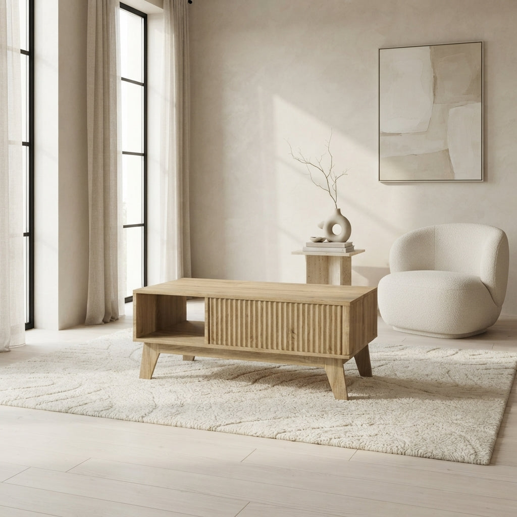 Table basse Sivren en bois naturel dans un salon contemporain lumineux