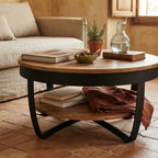 Table basse ronde Torven en acacia massif dans un salon du sud