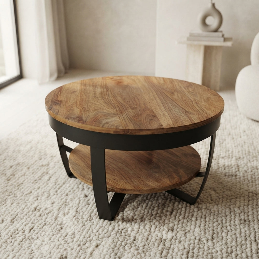 Table basse ronde Torven 65 cm en acacia massif et métal noir sur fond MODERNE