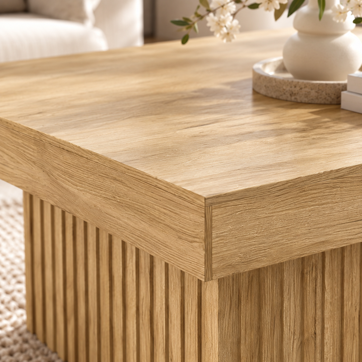 Table basse Viken dans un salon chaleureux mettant en valeur sa finition bois naturel