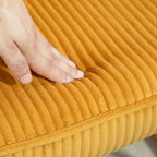 Détail du revêtement en velours côtelé jaune du fauteuil Ylva